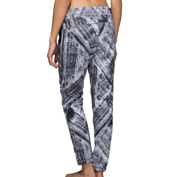 Lululemon Namaskar Pant II Heat Wave White Black Women's Size 8 EUC - Picture 2 of 9